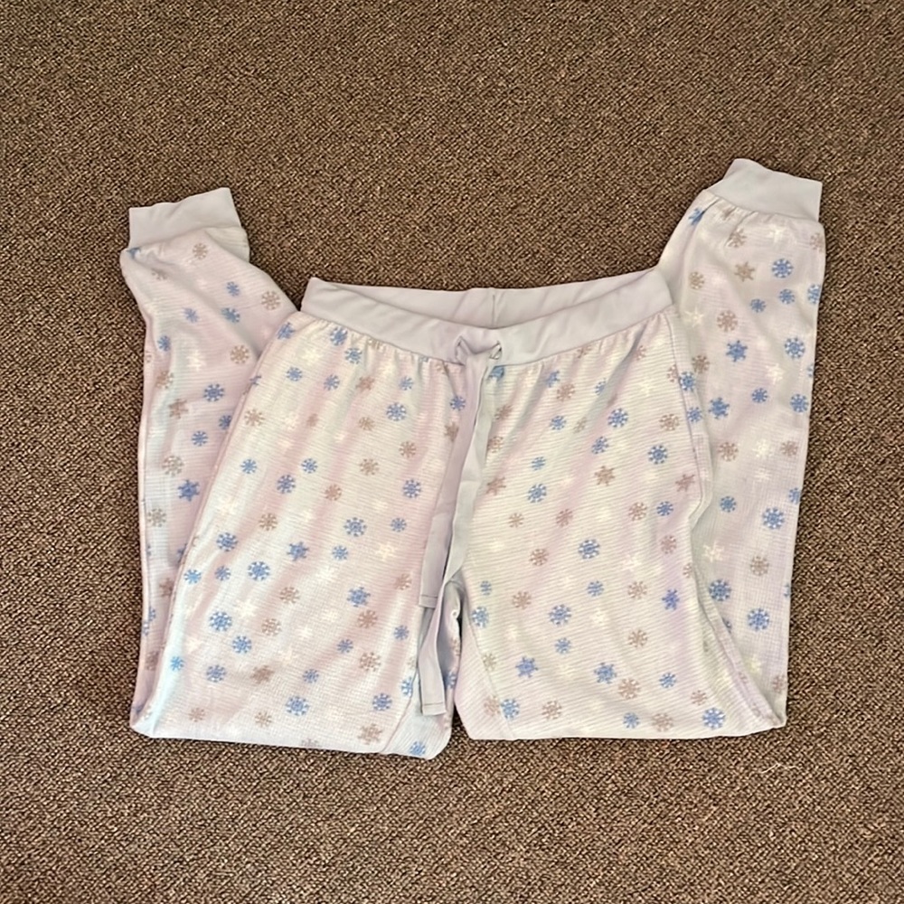 NWOT’s  snowflake pajama bottoms